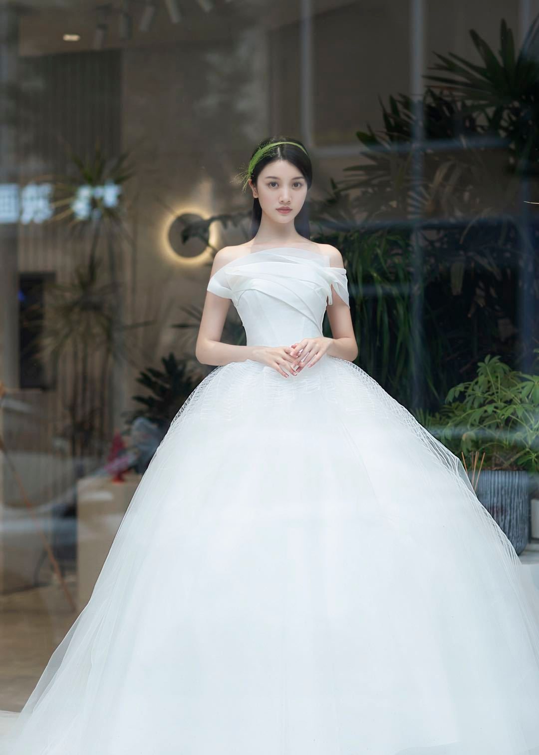 裙身无论是上半身还是下半身都呈现独特的百合造型,突出了婚纱优雅