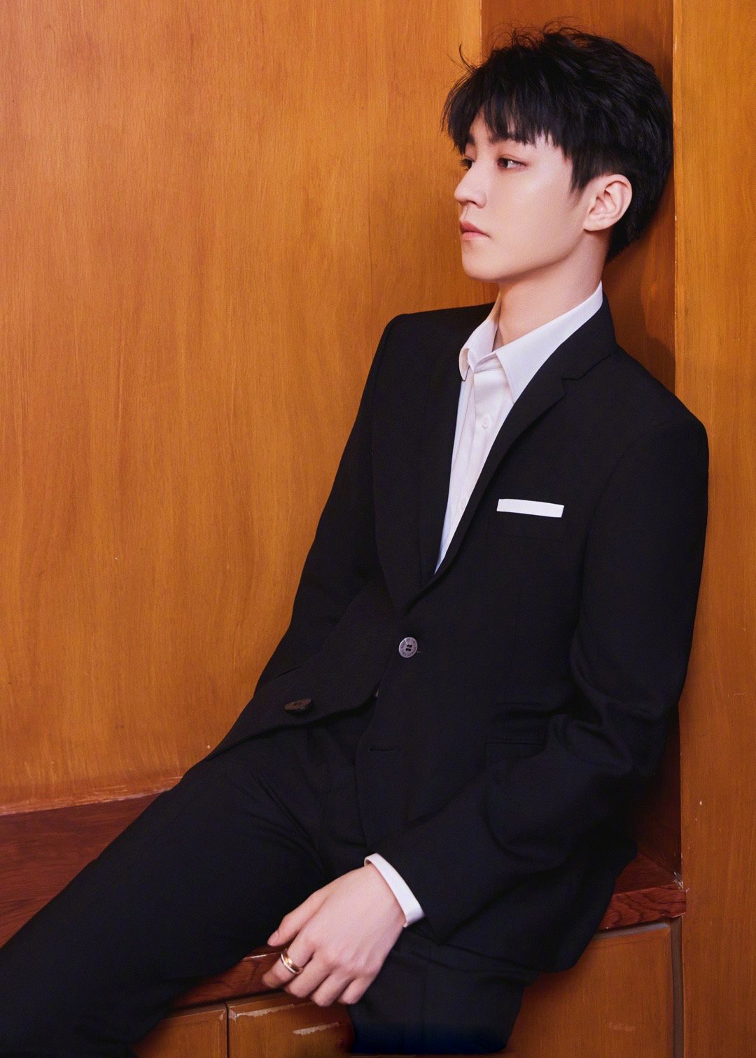 王俊凯黑色西装出席第30届大学生电影节如从童话中走来的小王子