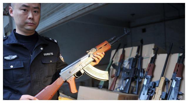 他身价四百亿汶川地震给灾区捐5000万被捕时搜出一个排的武器