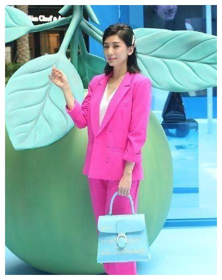 贾静雯155的身高,全靠一双鞋拯救了她,脚都弓成直角了