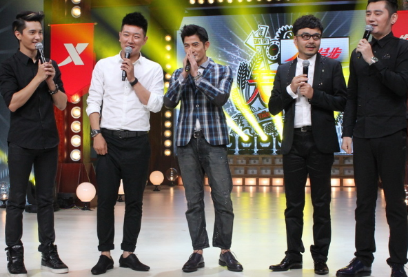 汪涵当年给他一张银行卡,他跪地感谢,如今32岁过的如何了_高清图集