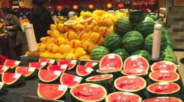 为什么超市的西瓜会切开卖?售货员亲戚:猫腻罢了,看过涨知识了休闲区蓝鸢梦想 - Www.slyday.coM 为什么超市的西瓜会切开卖?售货员亲戚:猫腻罢了,看过涨知识了休闲区蓝鸢梦想 - Www.slyday.coM