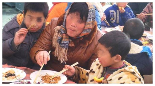 妈妈带6岁儿子回乡下吃席，菜刚上齐就打包，大声喊叫：我随礼了休闲区蓝鸢梦想 - Www.slyday.coM