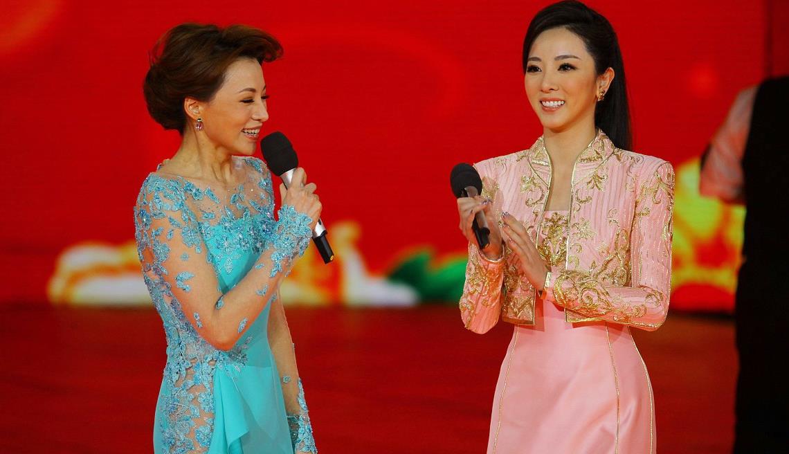 一姐董卿美成焦点穿青色礼服高雅又醒目同框李思思真惊艳