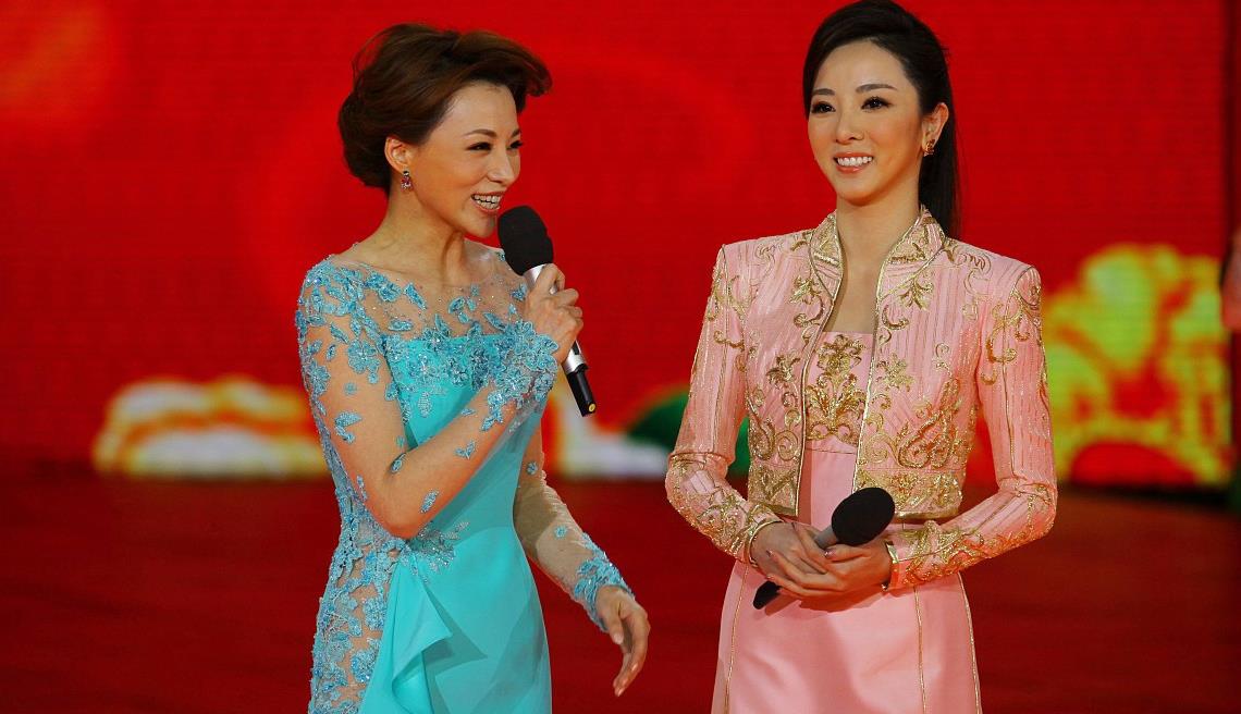 一姐董卿美成焦点穿青色礼服高雅又醒目同框李思思真惊艳