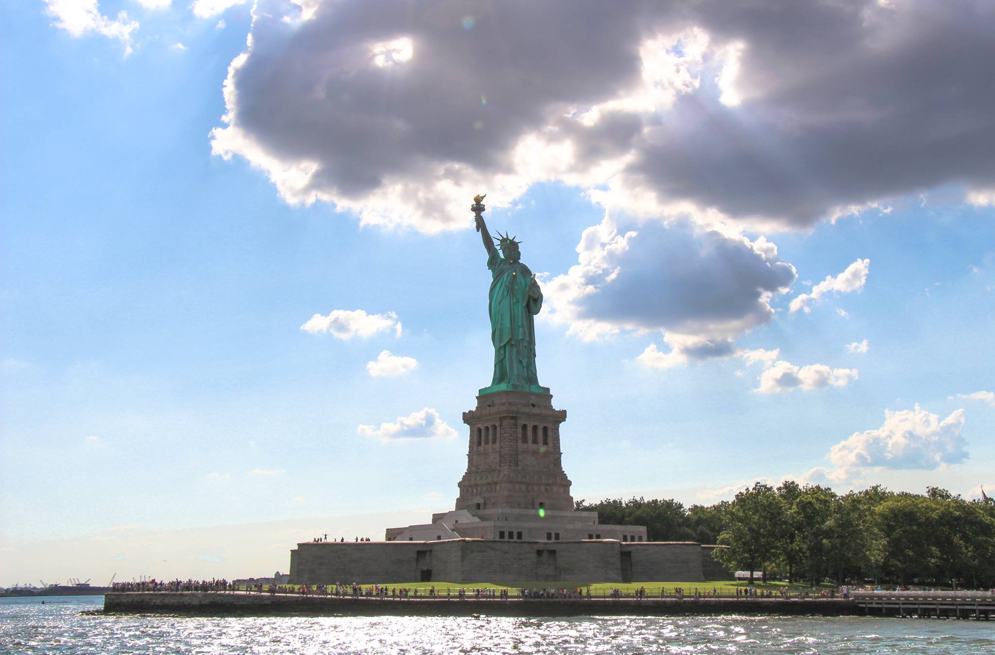 非同一般的纽约旅游体验乘坐快船近距离游览纽约著名景点