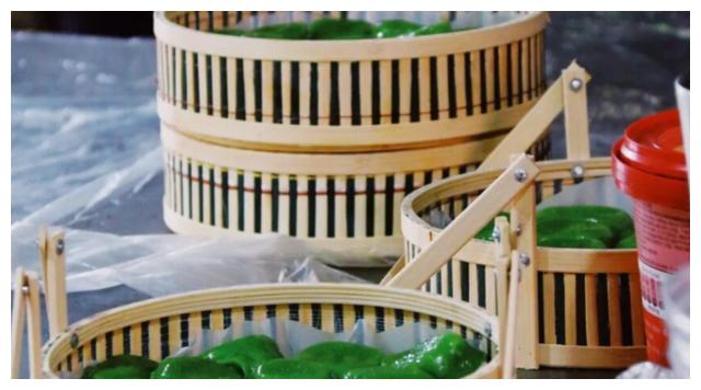 昆山这家百年青团老店，排队1小时才能买到，上海爷叔坐高铁来买休闲区蓝鸢梦想 - Www.slyday.coM