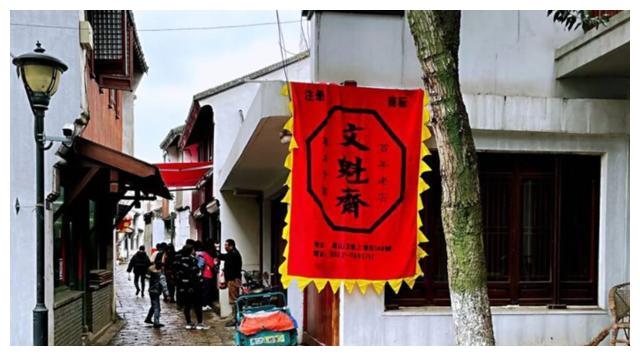 昆山这家百年青团老店，排队1小时才能买到，上海爷叔坐高铁来买休闲区蓝鸢梦想 - Www.slyday.coM