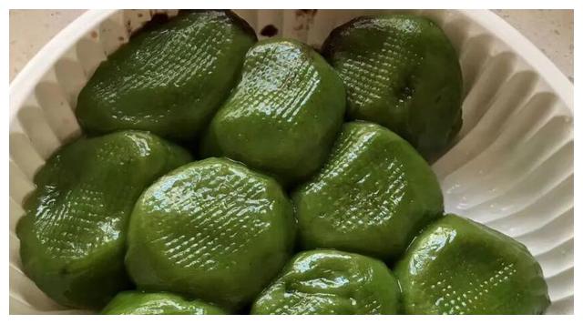 昆山这家百年青团老店，排队1小时才能买到，上海爷叔坐高铁来买休闲区蓝鸢梦想 - Www.slyday.coM