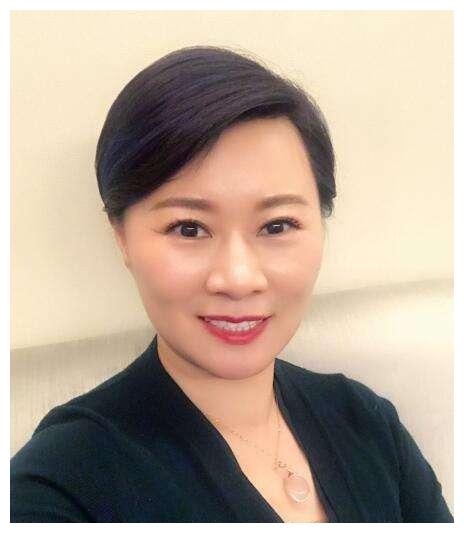 谢广坤"媳妇"长啥样?戏里农村老太太,戏外招牌身材太吸粉