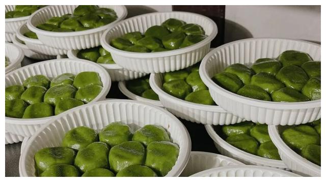 昆山这家百年青团老店，排队1小时才能买到，上海爷叔坐高铁来买休闲区蓝鸢梦想 - Www.slyday.coM