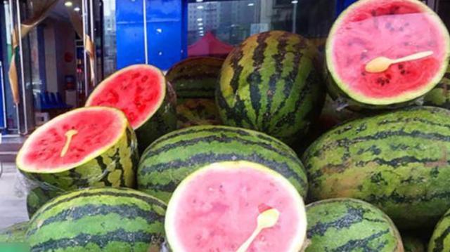 为什么超市的西瓜会切开卖?售货员亲戚:猫腻罢了,看过涨知识了休闲区蓝鸢梦想 - Www.slyday.coM 为什么超市的西瓜会切开卖?售货员亲戚:猫腻罢了,看过涨知识了休闲区蓝鸢梦想 - Www.slyday.coM