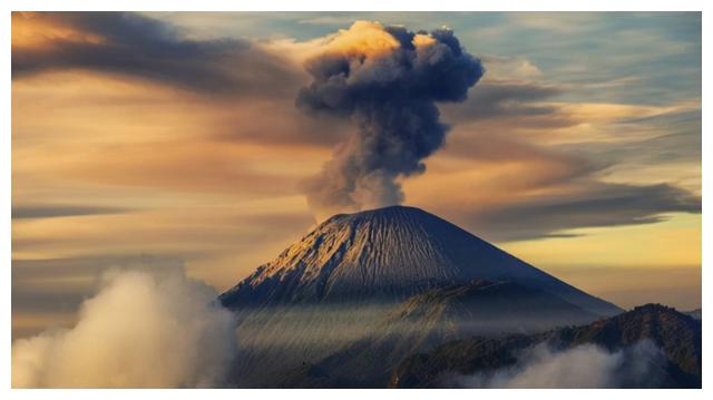 引发1000多次地震！西班牙火山时隔50年后再次喷发，它要苏醒了？休闲区蓝鸢梦想 - Www.slyday.coM