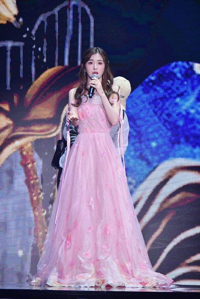 张含韵登东方卫视春晚献唱 肤白如雪一袭粉色长裙绝美亮相_高清图集
