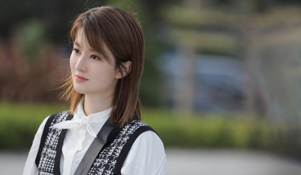 乔欣新剧演职场精英,穿搭干练清爽又时髦,上班穿超级美