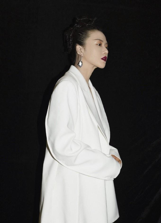 谭维维西装长到大腿处显矮10厘米,可手一抬就露亮点了,真会玩