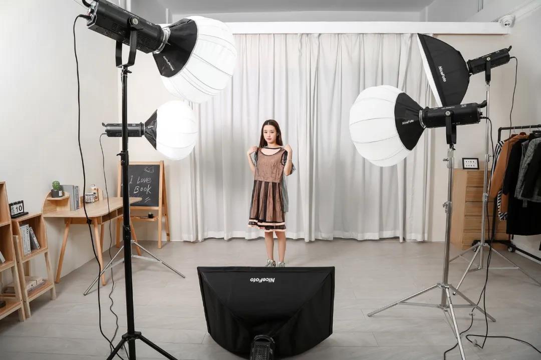 简单易行的直播间布光方案 ——(中型服装直播间)
