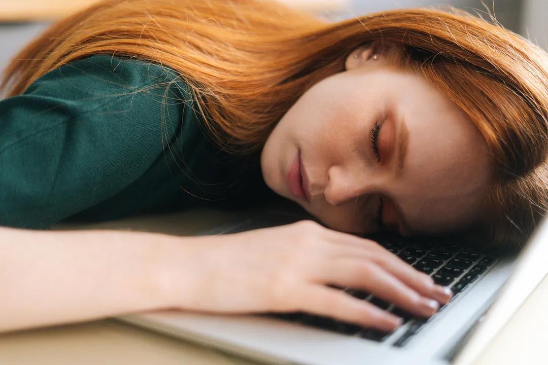 午休后不适，是因为工作太累吗？还是因为这个坏习惯呢？休闲区蓝鸢梦想 - Www.slyday.coM