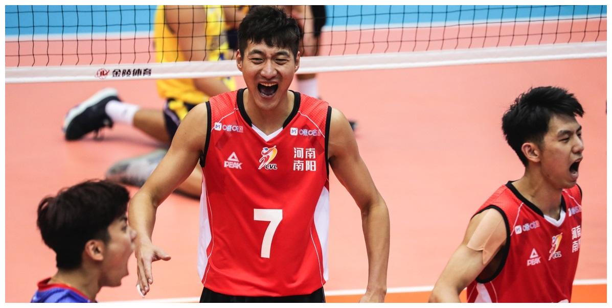 四川男排因为李易泽后三与郭顺祥后二开炮连丢3分,傅军暂停后李蕊追发