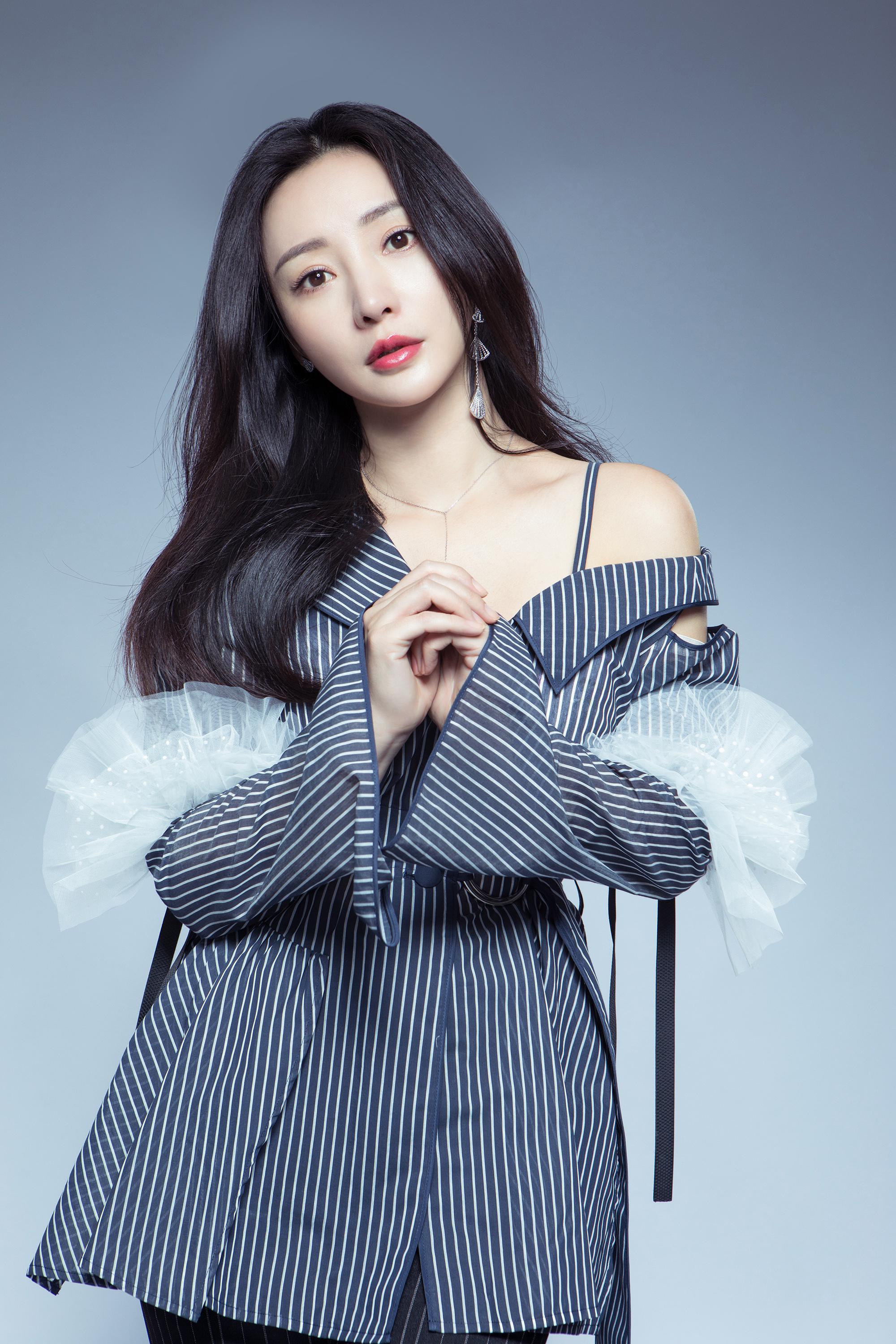 柳岩白色立裁星空纱上衣迷人梦幻 条纹单肩吊带衬衫淡雅知性