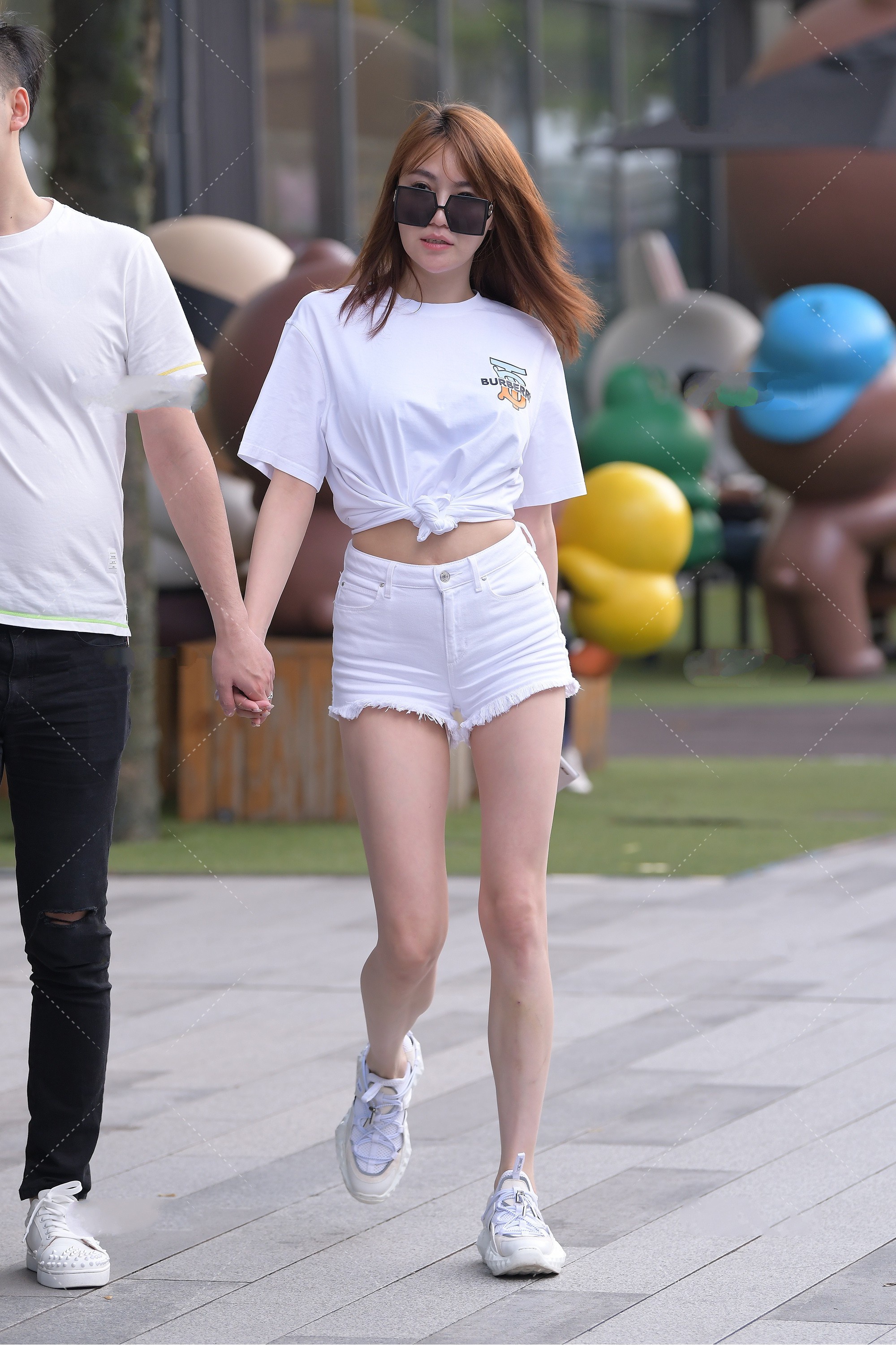 穿白宽松短袖,搭配清爽同色短裤,活力满满