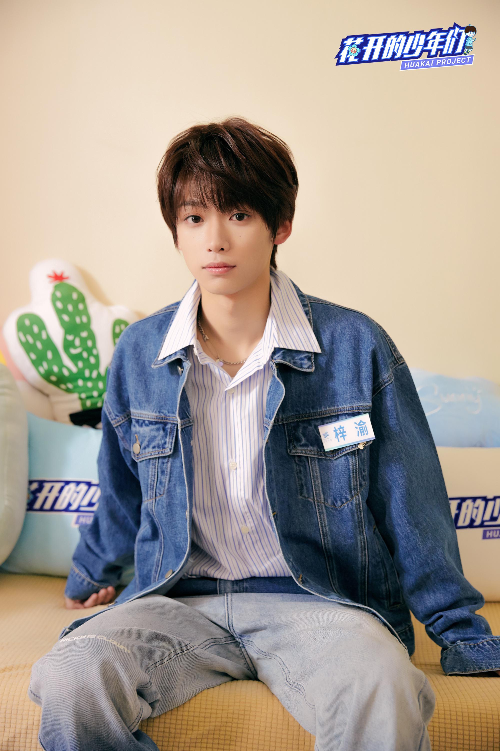 梓渝万禹辰韩瑞泽黎明旭,韩瑞泽在超市精心挑选食材