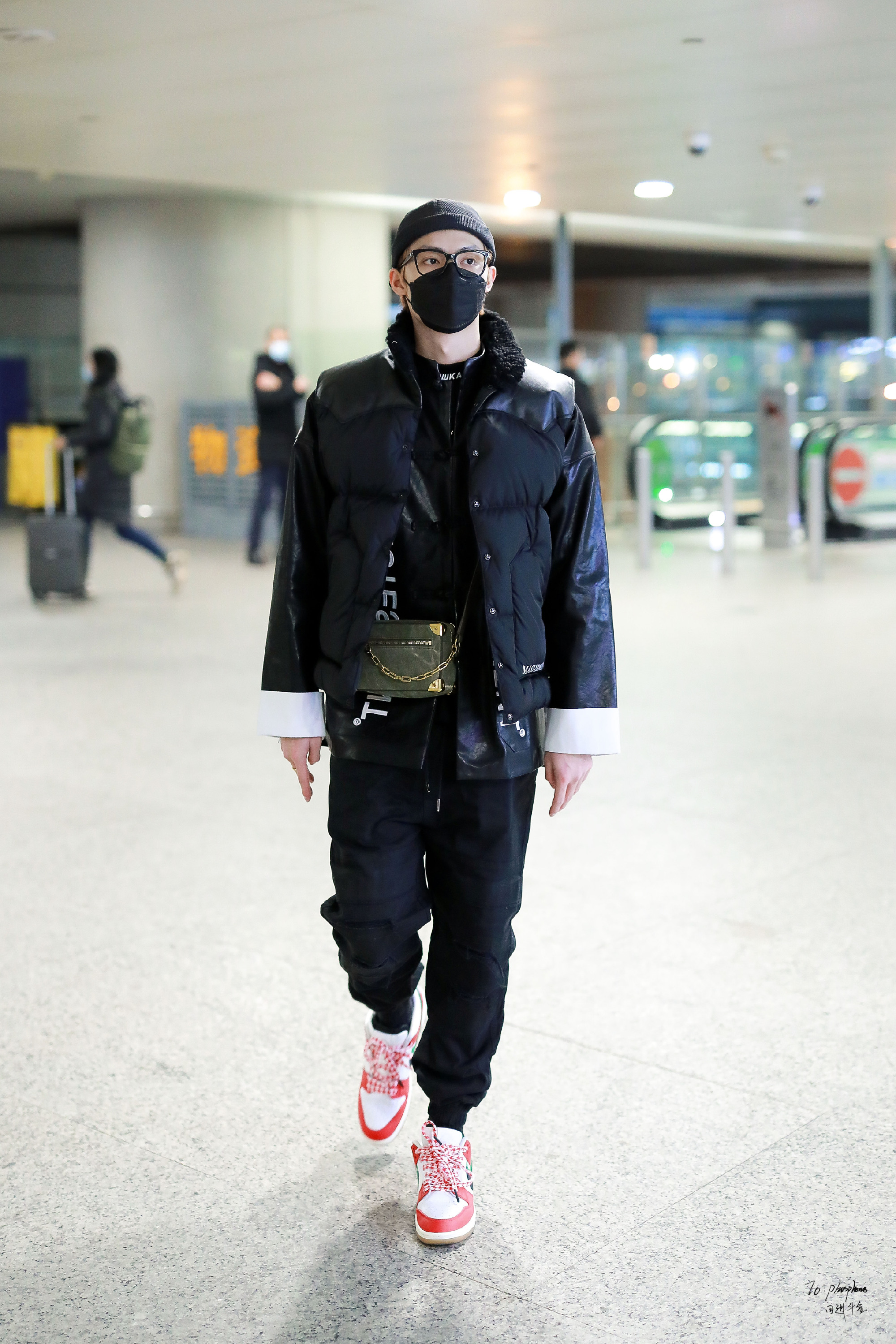 张铭恩机场造型一直在线时尚品味可圈可点自成风格