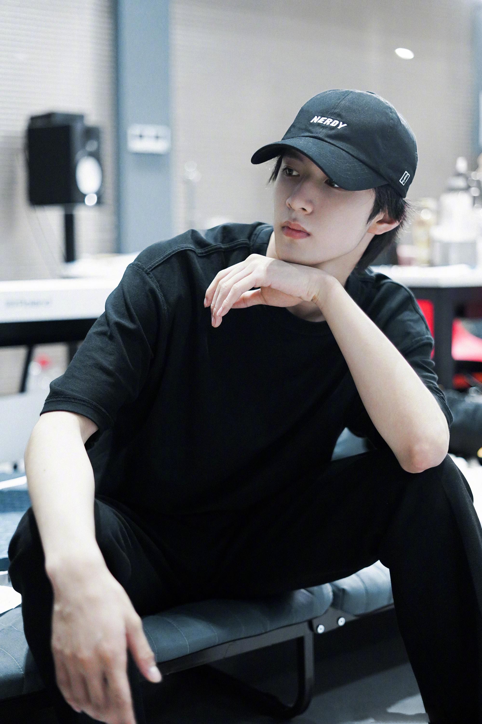 刘耀文分享录音棚工作花絮,身穿黑色上衣,搭配同色系棒球帽