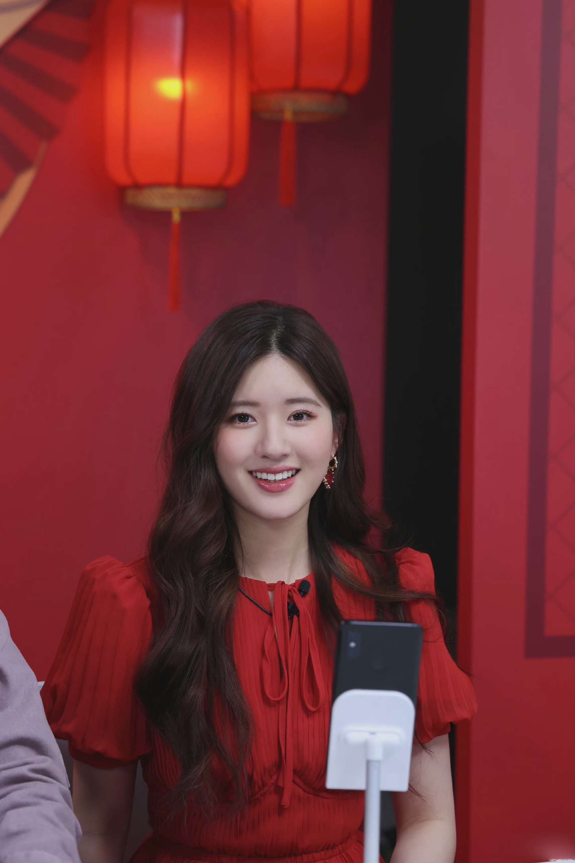 赵露思直播造型释出,身穿红色蝴蝶结系带连衣裙,爱心耳饰点缀__财经