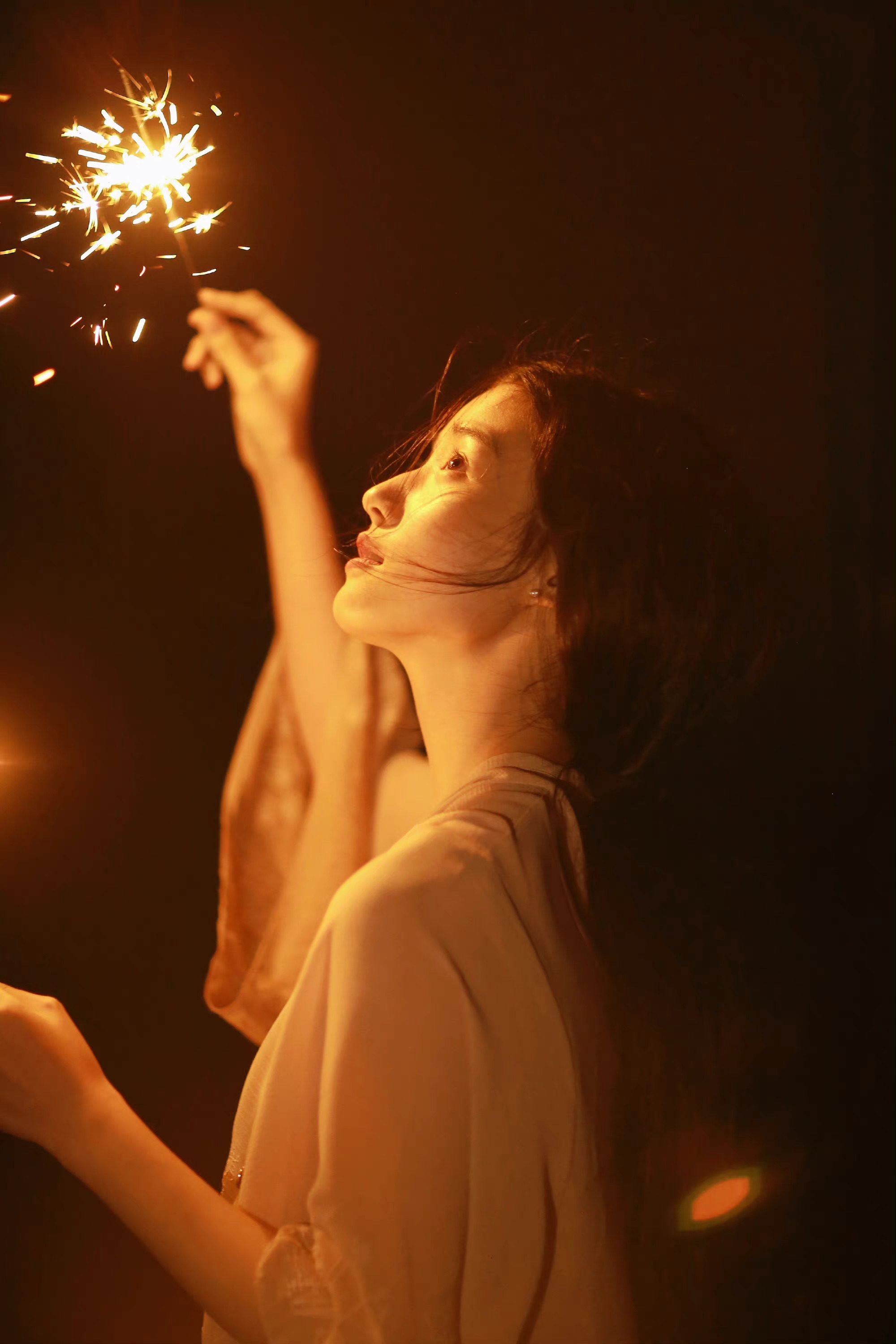 手拿仙女棒的仙女,黑夜之中闪闪发光