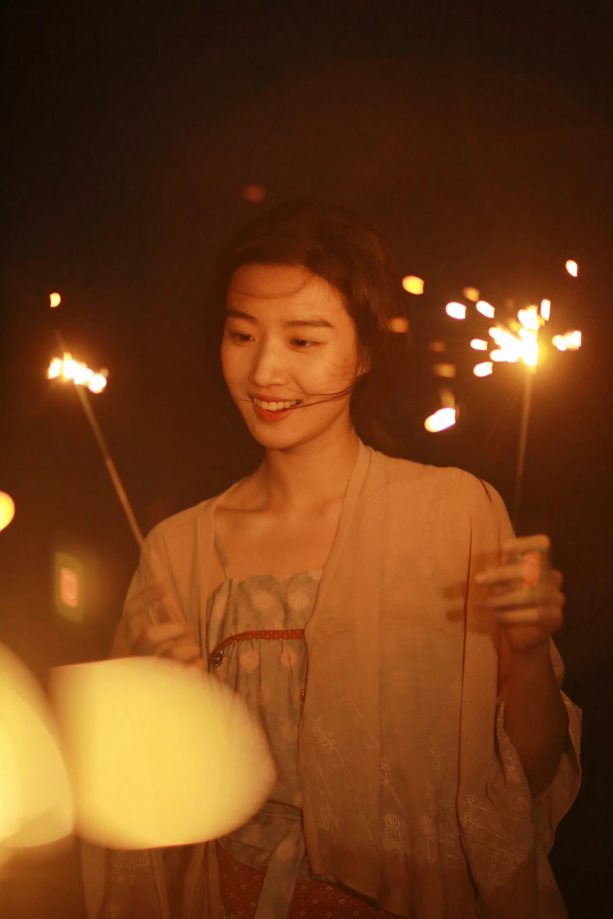 手拿仙女棒的仙女,黑夜之中闪闪发光__财经头条