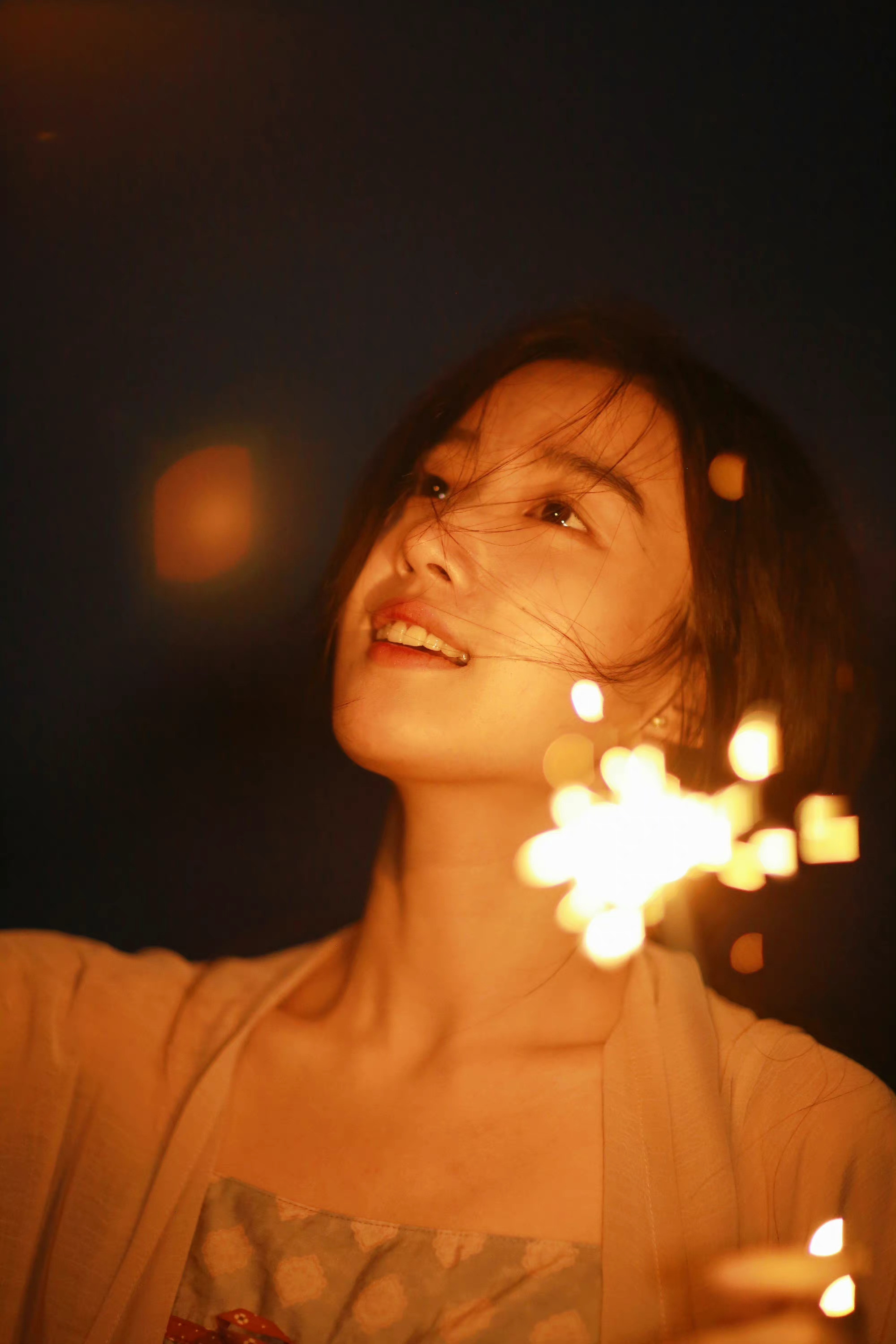 手拿仙女棒的仙女,黑夜之中闪闪发光__财经头条