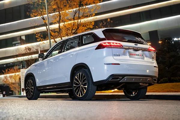 在舒适性配置方面，像全景影像、定速巡航、全景天窗、内置行车记录仪、LED大灯、自动空调等配置长安欧尚X7 Geeker版都已经配上了，可以说十分丰富，力图为车内成员带来更好的出行体验。