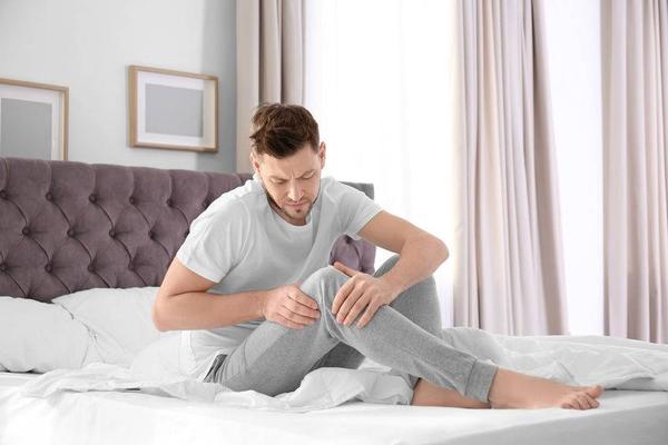 中老年人，想要预防风湿病的困扰，学会这4招，或能有效预防