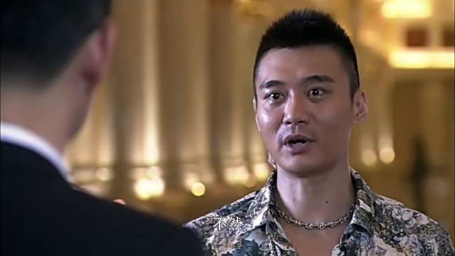 特警力量:秦朗被恐怖分子追击,逃跑之余还不忘担心顾客的安危