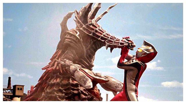 那么现在问题出现了,宇宙中还没有能够打败怪兽叶腐的人,那么在奥特曼