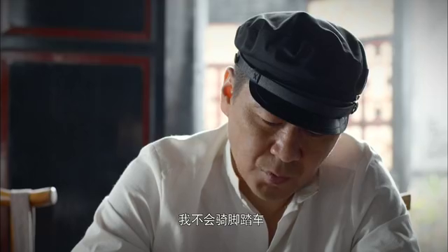 老四嗜赌成性,犯了家规,正被回家的老六逮个正着!