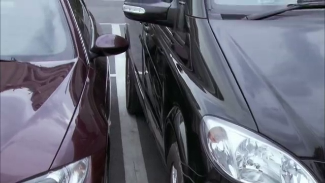 遵命女王:天娜的车被夹在中间,跟车主大叔吵架,被赔了150块