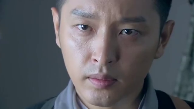 狐影:雷震注意到车夫,搜身时不小心摸到胸口,发现居然是个女人