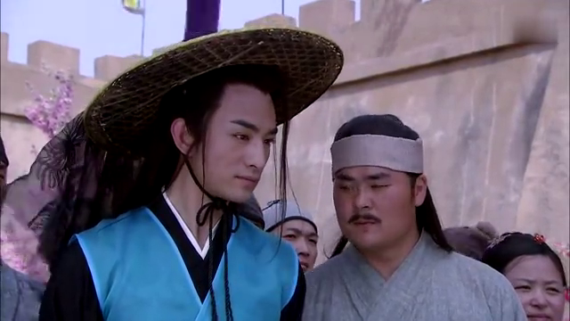 薛刚跟张天霸比擂台,当场杀了张天霸,为薛家三百余人报仇