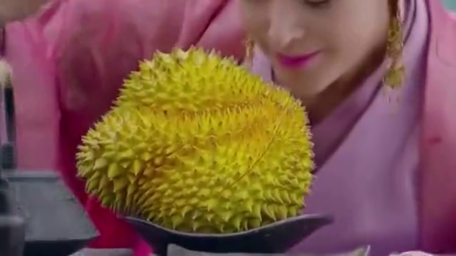 穿越女徒手开榴莲,臭味扑鼻而来,这么暴躁得吗!