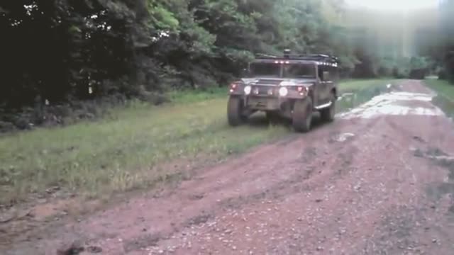视频：土豪刚提的悍马H1,一脚油门冲入泥潭以为没戏了,结局霸气