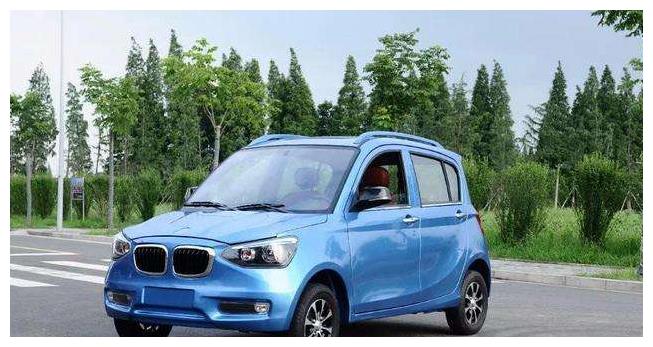 河南老大爷改装"老头乐",配宝马同款车标,车顶四个大灯很霸气