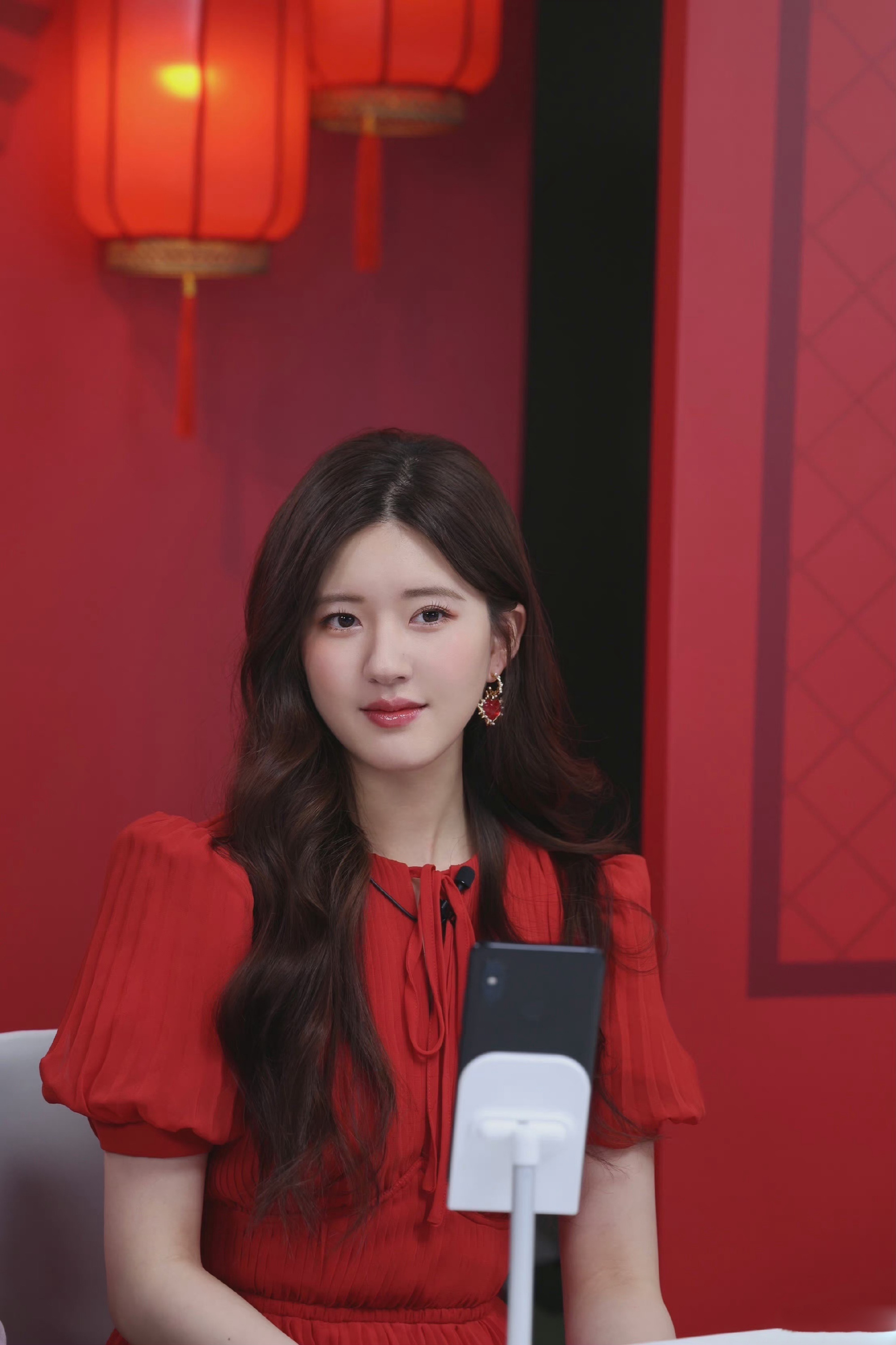 赵露思直播造型释出,身穿红色蝴蝶结系带连衣裙,爱心耳饰点缀__财经