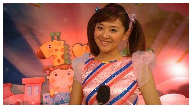 就在央视做起了少儿节目的主持人,相继主持了《七巧板》,《月亮姐姐