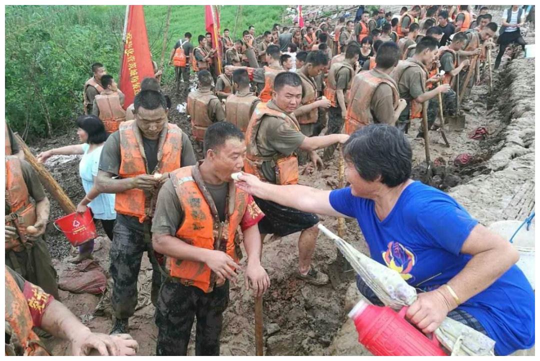 其实吃成这样也是解放军为了人民的体现,在救灾时肯定会有许多受到