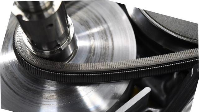 cvt的锥形轮这么光滑,并涂了油,钢带为何能传输动力不打滑?