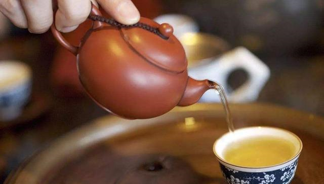 给别人倒茶时,对方敲几下桌子是什么意思?