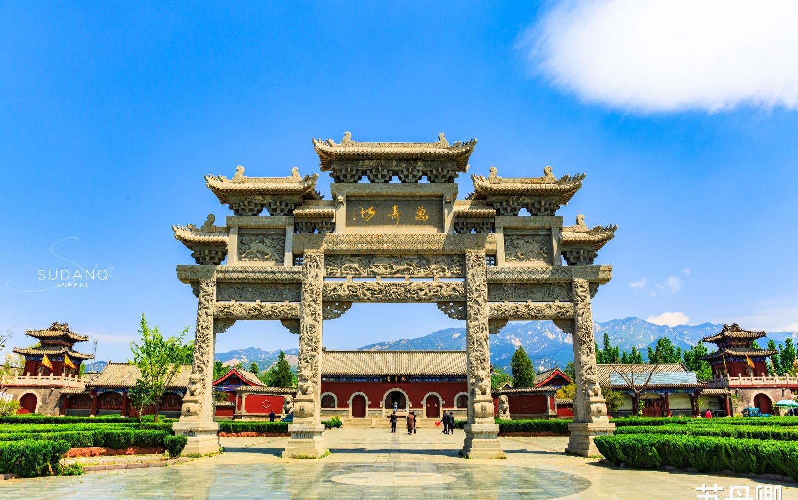 如日照五莲山的光明寺,临沂龟蒙山的万寿宫,这座名刹宝寺不仅历史悠久