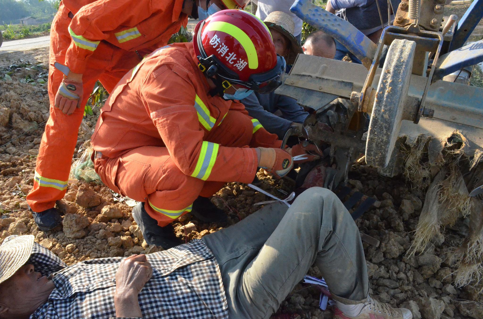 阳新一农夫左腿卷入翻土机 阳新消防紧急救援